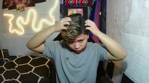 Snapshot of edrianburca052 chatting on November 11, 10:10 pm urasian chub online show from November 11, 10:10 pm