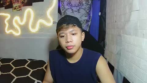 Snapshot of edrianburca052 chatting on November 16, 1:39 pm urasian chub online show from November 16, 1:39 pm