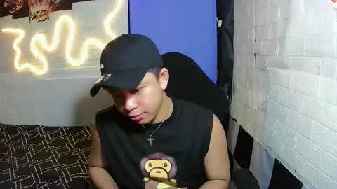 Snapshot of edrianburca052 chatting on November 28, 4:26 am urasian chub online show from November 28, 4:26 am