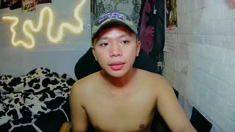 Snapshot of edrianburca052 chatting on January 19, 10:41 am urasian chub online show from January 19, 10:41 am