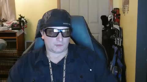 Snapshot of edwardaims_2please chatting on December 17, 3:12 am edwardaims_2please online show from December 17, 3:12 am