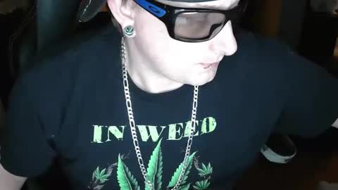 Snapshot of edwardaims_2please chatting on March 10, 2:27 am edwardaims_2please online show from March 10, 2:27 am