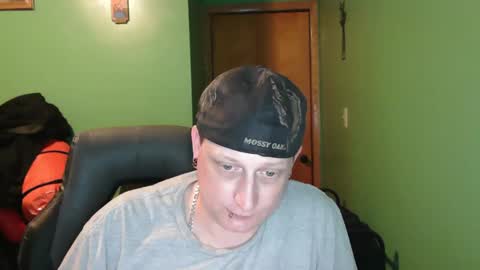 Snapshot of edwardaims_2please chatting on March 23, 2:26 am edwardaims_2please online show from March 23, 2:26 am