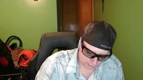 Snapshot of edwardaims_2please chatting on April 1, 2:34 am edwardaims_2please online show from April 1, 2:34 am