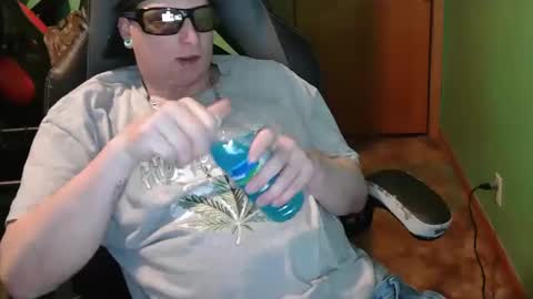 Snapshot of edwardaims_2please chatting on April 3, 3:15 am edwardaims_2please online show from April 3, 3:15 am