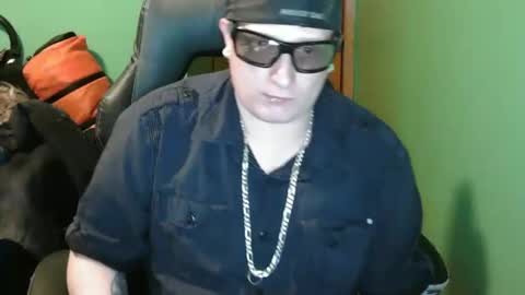 Snapshot of edwardaims_2please chatting on April 9, 2:44 am edwardaims_2please online show from April 9, 2:44 am