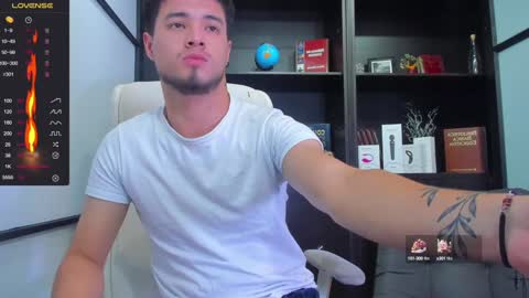 Snapshot of edwardross_ chatting on January 14, 2:50 am Edward Ross online show from January 14, 2:50 am