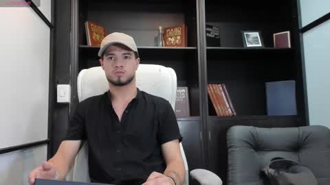 Snapshot of edwardross_ chatting on March 1, 7:04 pm Edward Ross online show from March 1, 7:04 pm