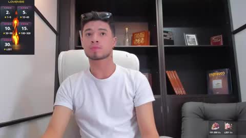 Snapshot of edwardross_ chatting on March 10, 8:01 pm Edward Ross online show from March 10, 8:01 pm