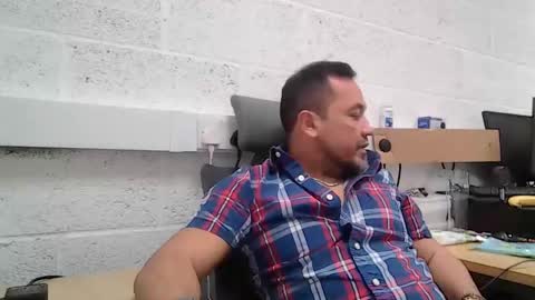 Snapshot of edwill13 chatting on February 18, 11:06 am EdM online show from February 18, 11:06 am