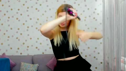 Snapshot of effyangel chatting on December 6, 7:43 am Effy online show from December 6, 7:43 am