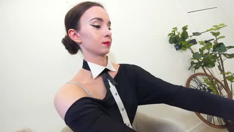 Snapshot of ehotlovea chatting on February 2, 3:10 am Erik and Alice online show from February 2, 3:10 am