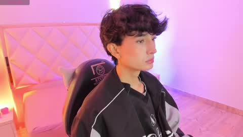 Snapshot of eidan_tay chatting on April 1, 7:11 pm eidan_tay online show from April 1, 7:11 pm