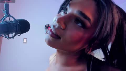 Snapshot of eiimy_ray_ chatting on April 7, 4:07 pm Eiimy ray online show from April 7, 4:07 pm