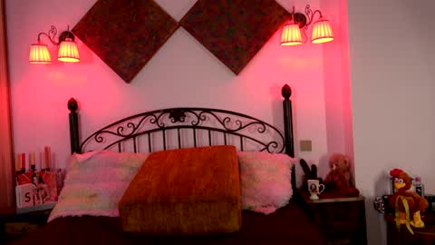 Snapshot of einneuesleben89 chatting on February 1, 7:47 am Elena online show from February 1, 7:47 am