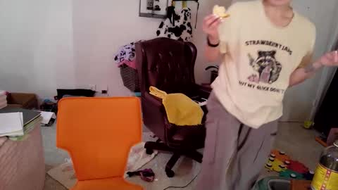 Snapshot of ejrabloom chatting on March 18, 2:37 am ejrabloom online show from March 18, 2:37 am