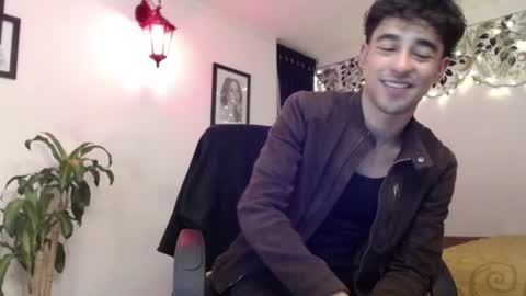 Snapshot of ekhtyr11 chatting on December 19, 12:13 am xoxo online show from December 19, 12:13 am