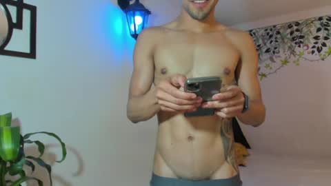 Snapshot of ekhtyr11 chatting on January 9, 12:25 am xoxo online show from January 9, 12:25 am