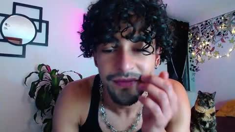 Snapshot of ekhtyr11 chatting on April 1, 12:11 am xoxo online show from April 1, 12:11 am