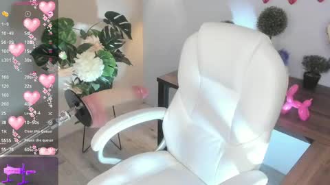 Snapshot of ela_lane_2 chatting on April 9, 6:19 am ELA online show from April 9, 6:19 am