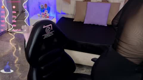 ela_tay1 online show from April 4, 7:11 pm