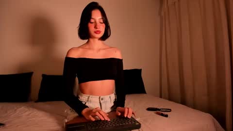Snapshot of elamour_ chatting on December 16, 11:28 pm Elamour online show from December 16, 11:28 pm
