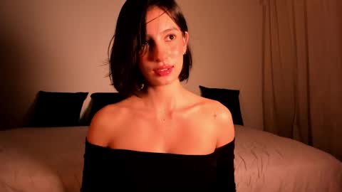 Snapshot of elamour_ chatting on December 19, 4:13 am Elamour online show from December 19, 4:13 am