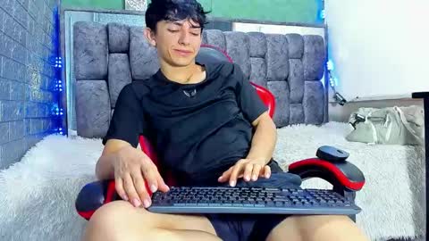 Snapshot of elangiraldo chatting on April 7, 11:15 pm Elan Giralon online show from April 7, 11:15 pm