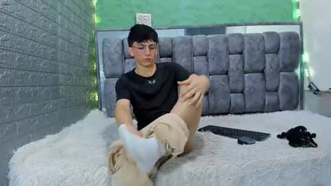 Snapshot of elangiraldo chatting on April 16, 11:18 pm Elan Giralon online show from April 16, 11:18 pm