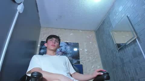 Snapshot of elangiraldo chatting on April 28, 11:21 pm Elan Giralon online show from April 28, 11:21 pm