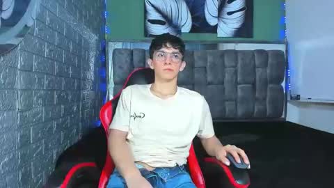 Snapshot of elangiraldo chatting on May 9, 9:31 pm Elan Giralon online show from May 9, 9:31 pm