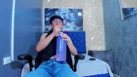 Snapshot of elangiraldo chatting on May 16, 11:25 pm Elan Giralon online show from May 16, 11:25 pm