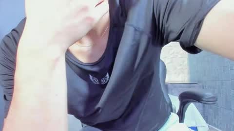 Snapshot of elangiraldo chatting on May 21, 11:01 pm Elan Giralon online show from May 21, 11:01 pm