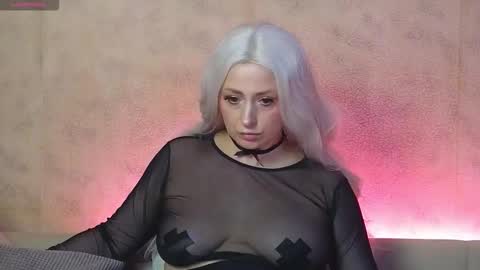 elarasable online show from February 18, 5:42 pm