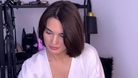 Snapshot of elarasky chatting on April 3, 2:31 am Elara online show from April 3, 2:31 am