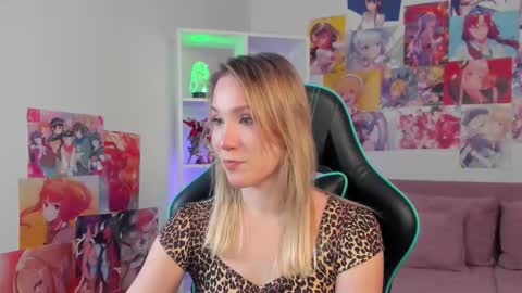 Snapshot of elaravoltage chatting on March 18, 5:16 pm elaravoltage online show from March 18, 5:16 pm