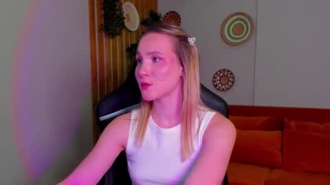 Snapshot of elaravoltage chatting on March 19, 2:54 pm elaravoltage online show from March 19, 2:54 pm