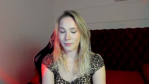 Snapshot of elaravoltage chatting on March 25, 5:19 pm elaravoltage online show from March 25, 5:19 pm