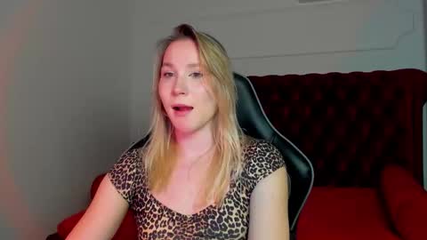 Snapshot of elaravoltage chatting on March 30, 5:14 pm elaravoltage online show from March 30, 5:14 pm