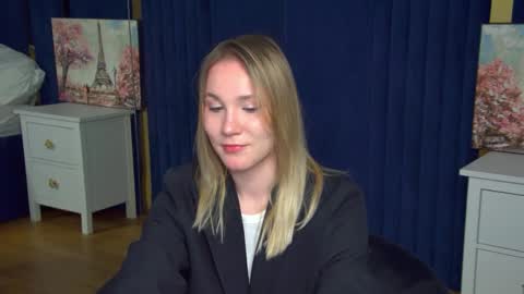 Snapshot of elaravoltage chatting on March 31, 1:11 pm elaravoltage online show from March 31, 1:11 pm