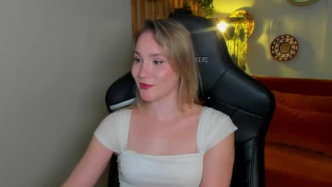 Snapshot of elaravoltage chatting on April 1, 5:21 pm elaravoltage online show from April 1, 5:21 pm