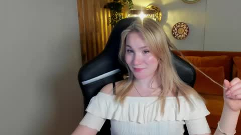 elaravoltage online show from May 12, 5:26 am
