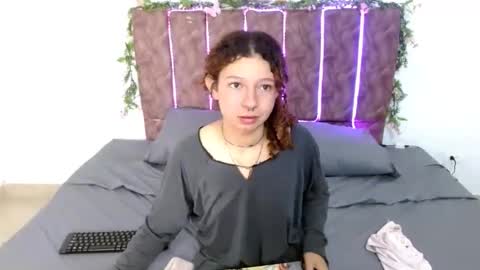 Snapshot of elarose723 chatting on October 10, 2:16 pm elarose723 online show from October 10, 2:16 pm