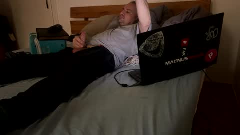 Snapshot of elcretinmo chatting on February 7, 8:07 am elcretinmo online show from February 7, 8:07 am