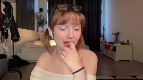 Snapshot of electric_woman chatting on November 19, 11:21 am Aleksa online show from November 19, 11:21 am