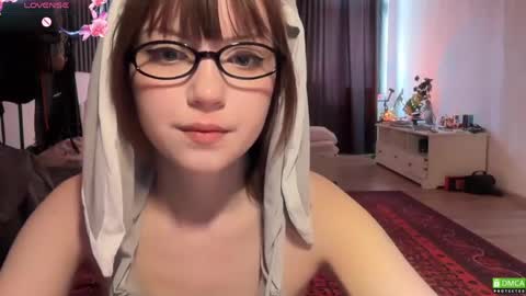Snapshot of electric_woman chatting on April 12, 11:37 am Aleksa online show from April 12, 11:37 am