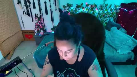 Snapshot of elektra_32 chatting on December 18, 7:09 pm elektra online show from December 18, 7:09 pm