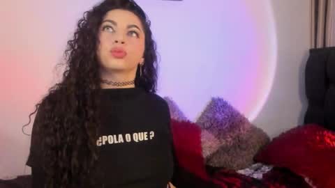 Snapshot of elena_lust chatting on December 17, 3:23 am Elena online show from December 17, 3:23 am