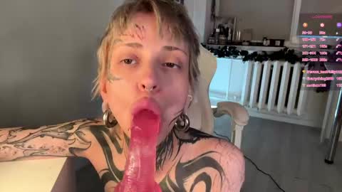 Mia online show from April 29, 5:30 pm