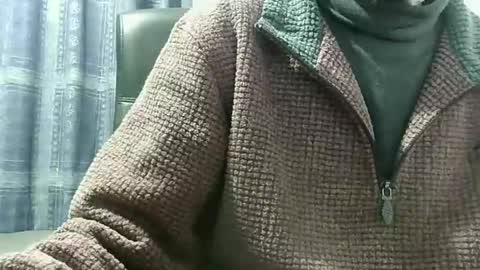 elfyonee online show from December 7, 7:10 pm